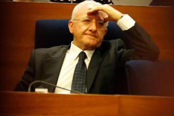 De Luca e la caduta dalla sedia: “Pronti a sfide politiche e ortopediche”