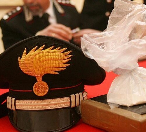 300 grammi di cocaina scoperti in casa: arrestata un’intera famiglia