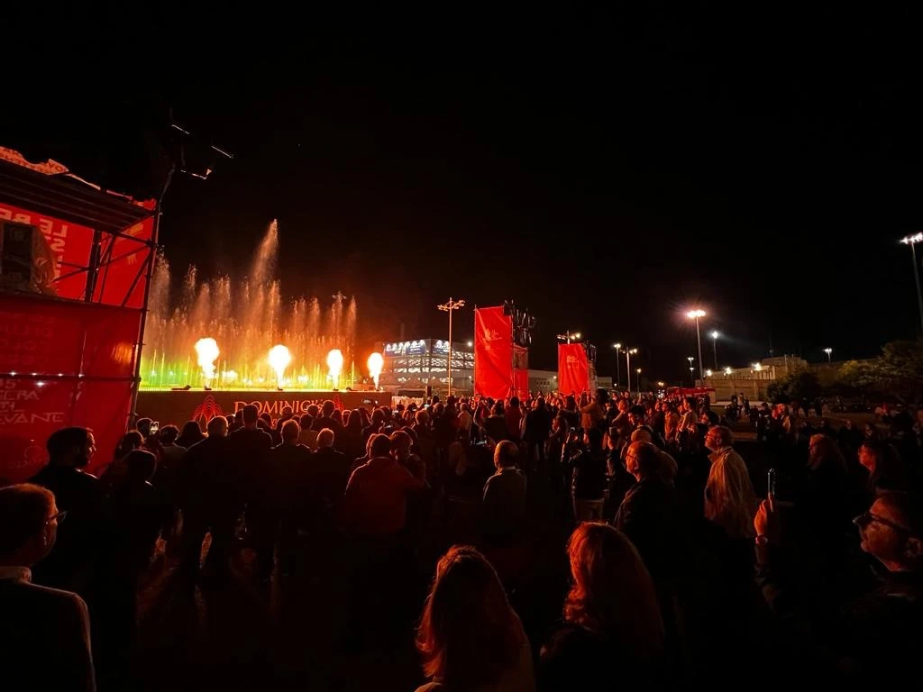 “Acqua e fuoco”: lo straordinario spettacolo delle fontane danzanti ha incantato la fiera