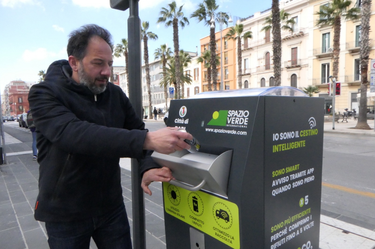 A Bari, in Via Sparano, arriva il contenitore intelligente per i rifiuti