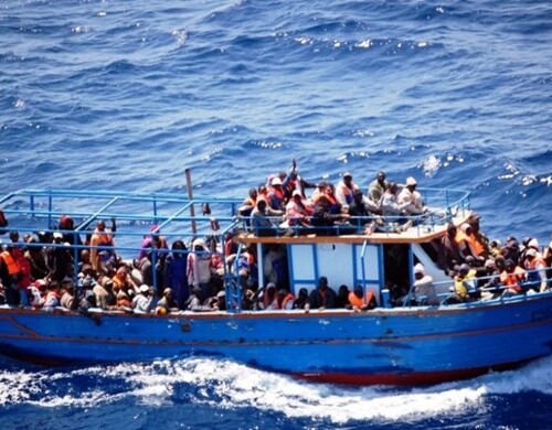A bordo di un veliero arrivati 25 siriani a Lecce, tra loro anche bambini
