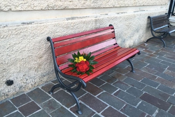A Crispiano una panchina rossa nella piazza centrale contro i femminicidi e le violenze