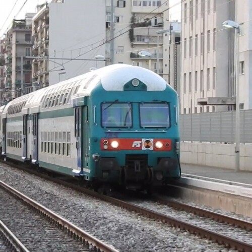 Acquaviva, auto percorre 700 metri sui binari: macchinista evita l’incidente