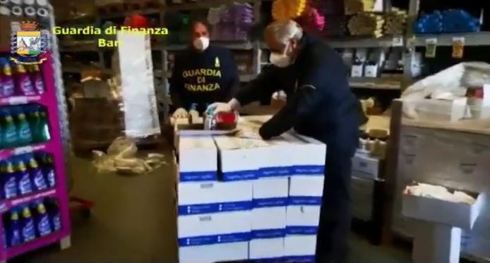 Altamura, chiedeva 100 euro di spedizione per la vendita di mascherine: Gdf sequestra beni per 25mila euro