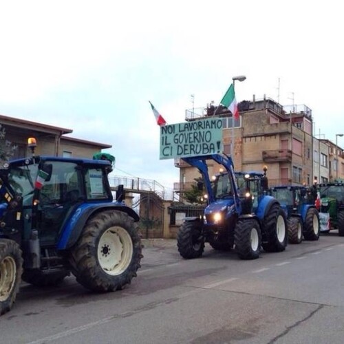 Altamura, gli agricoltori manifestano in piazza: corteo di trattori blocca il traffico