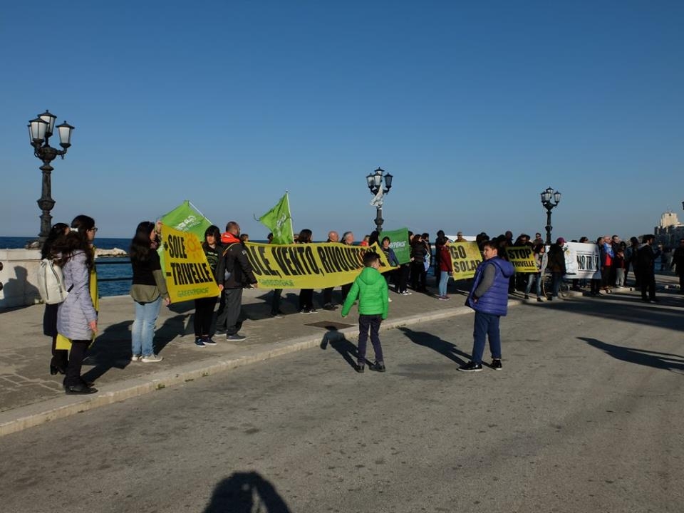 Ambiente, a Bari un flash-mob contro le trivellazioni in mare: ‘No all’utilizzo della tecnica dell’air gun’
