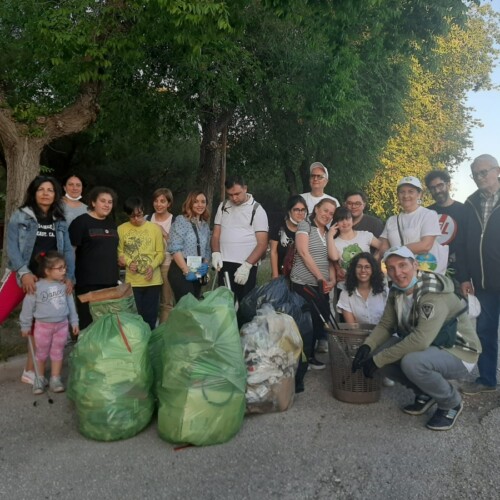 Associazioni foggiane raccolgono i rifiuti in Via Gramsci