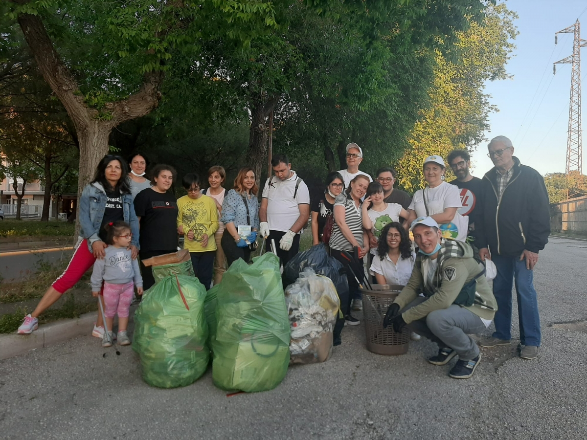 Associazioni foggiane raccolgono i rifiuti in Via Gramsci
