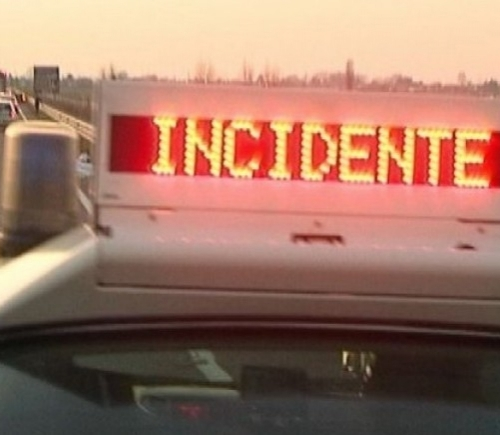 Auto contro camion sulla statale 100: un ferito. Code e rallentamenti in direzione Bari