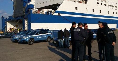 Bari, 15enne albanese colpito da un attacco epilettico al porto: salvato dagli agenti della polizia
