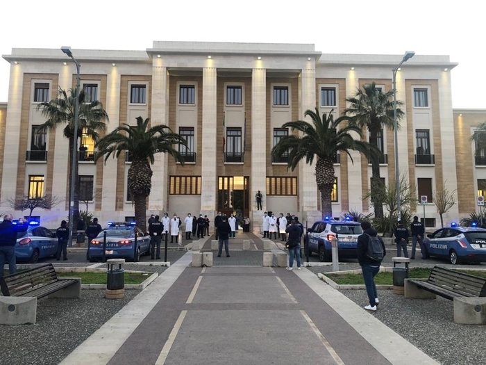Bari, 168° anniversario della Polizia di Stato: le note de ‘Il Silenzio’ per ricordare le vittime del Coronavirus