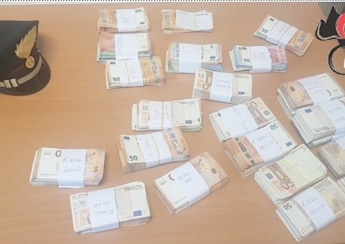 Bari, 200mila euro in contanti nascosti in un materasso: due denunce a Japigia