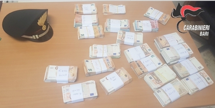 Bari, 200mila euro in contanti nascosti in un materasso: due denunce a Japigia