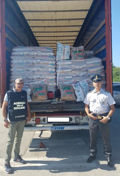 Bari, 24 tonnellate di pellet di legno sequestrate al porto: denunciato imprenditore