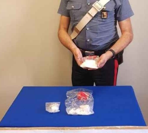 Bari, 240 grammi di cocaina lanciata dal balcone: due arresti a Japigia