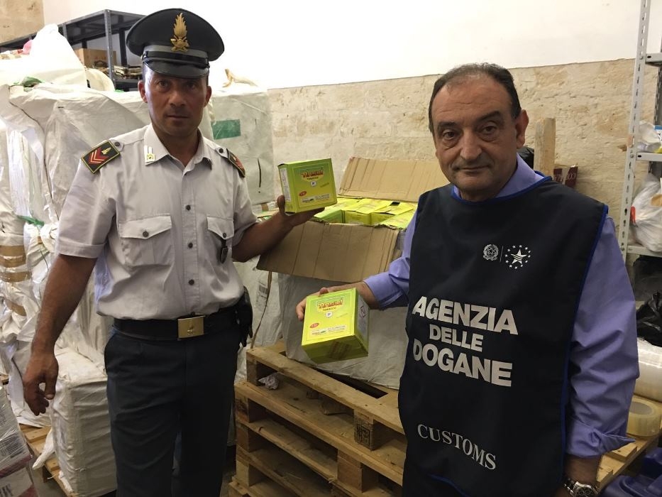 Bari, 52mila bustine di tabacco da masticare sequestrate al porto