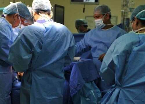 Bari: 65enne morì dopo tre interventi chirurgici, indagati tre medici del Policlinico