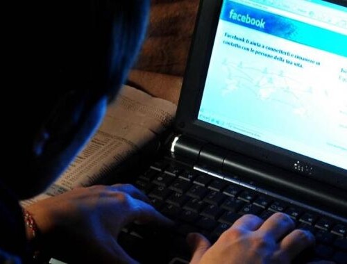 Bari, adescava bambine minorenni su Facebook e inviava video hot: 38enne condannato a 8 anni e 8 mesi