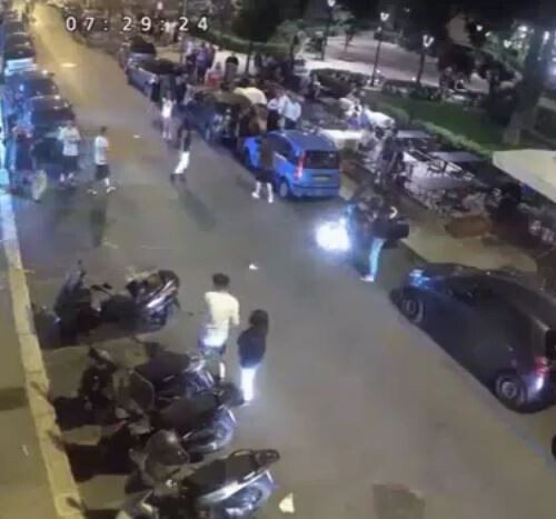 Bari, aggrediscono coppia gay in largo Adua: due arresti. IL VIDEO