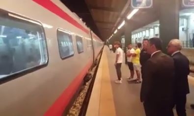 Bari, al via il collegamento ferroviario veloce con Roma: il sindaco Decaro accoglie i primi passeggeri in stazione (VIDEO)