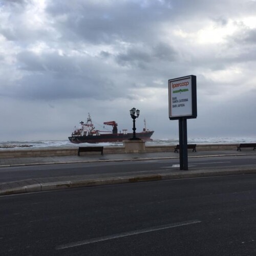 Bari, al via le operazioni di disincaglio della nave mercantile: divieto di transito sul lungomare