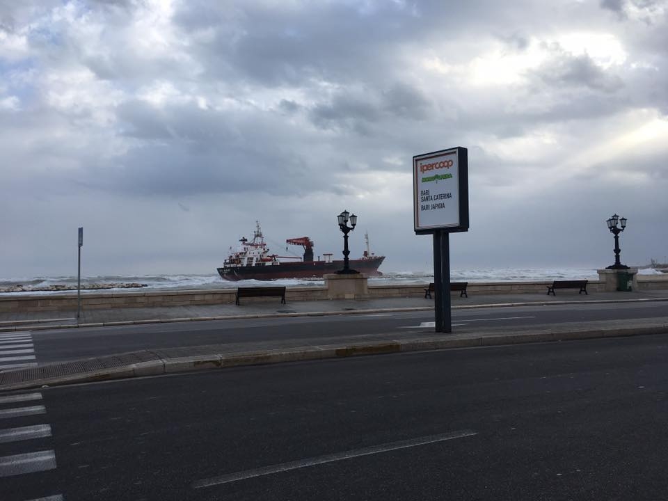 Bari, al via le operazioni di disincaglio della nave mercantile: divieto di transito sul lungomare