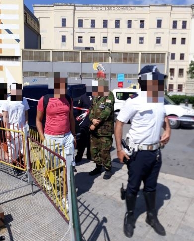 Bari, alla marcia del 2 Giugno con un’accetta nascosta sotto la mimetica: fermato 53enne