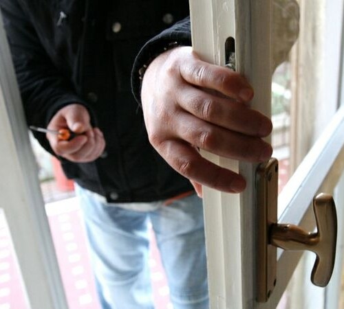 Bari, anziana immobilizzata e rapinata in casa: arrestato uno dei tre responsabili