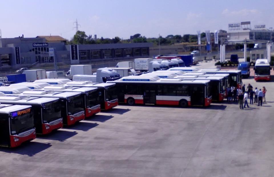 Bari, arrivano 12 nuovi autobus Amtab. Il sindaco Decaro: ‘L’obiettivo è rendere efficiente il trasporto nel 2016’