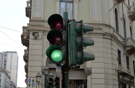 Bari, attiva l’onda verde in quattro strade del centro città: i semafori intelligenti ridurranno il traffico