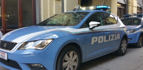 Bari, auto a tutta velocità tra le vie della città vecchia: indaga la polizia