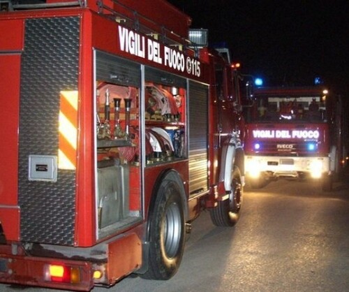 Bari: auto in fiamme in un garage, evacuato un condominio nella notte