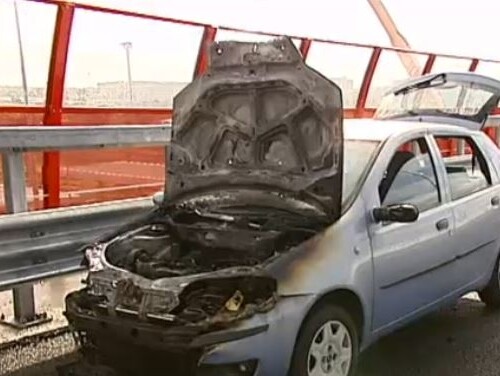 Bari, auto prende fuoco sul ponte asse Nord-Sud: traffico in tilt