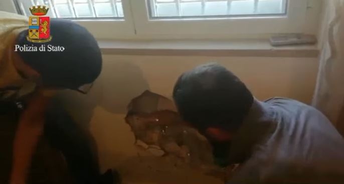 Bari, blitz nella casa del boss: un milione di euro in contanti nascosto in una parete