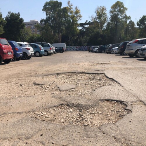 Bari, buche nel parcheggio dell’ex Caserma Rossani: oggi cominciano i lavori di manutenzione