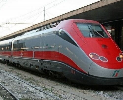 Bari, cadavere ritrovato sui binari: traffico ferroviario sospeso
