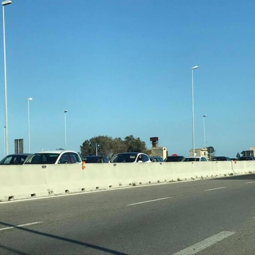 Bari, camion si ribalta sulla statale 16: traffico in tilt