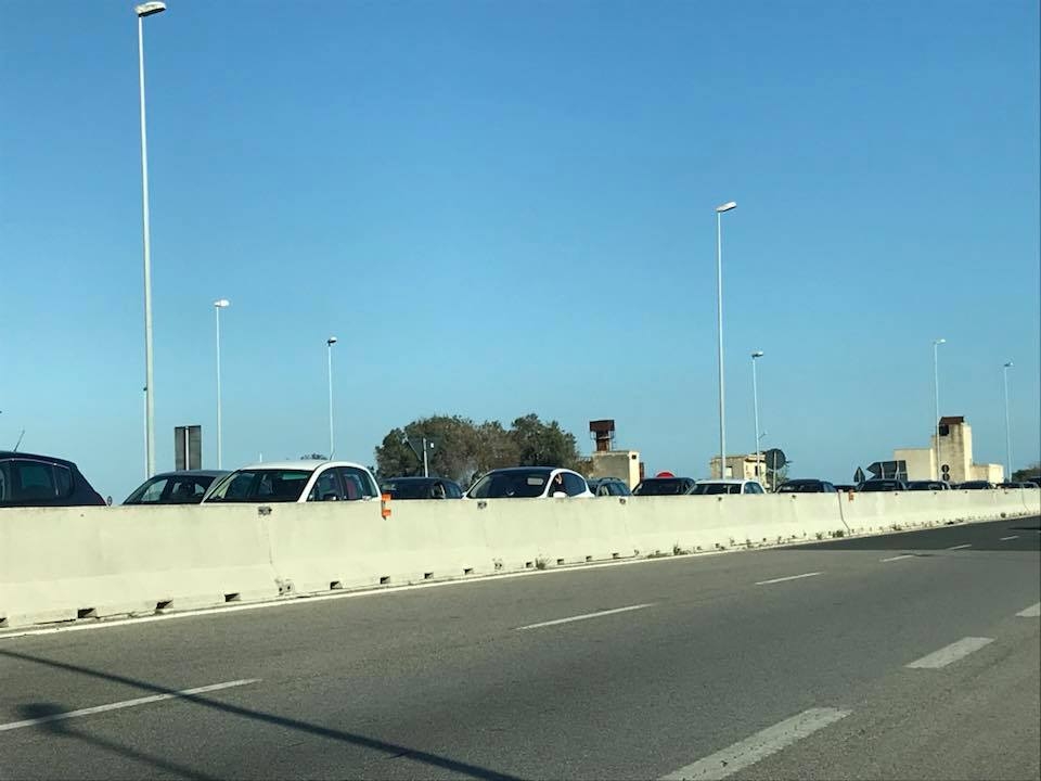 Bari, camion si ribalta sulla statale 16: traffico in tilt