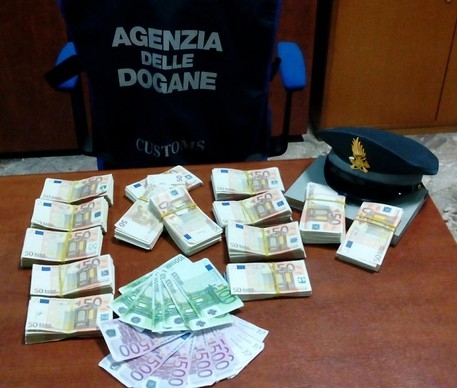 Bari, cittadino turco bloccato al porto: aveva 79 mila euro in contanti