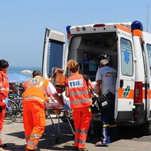 Bari, colpito da un malore in spiaggia: muore 70enne russo