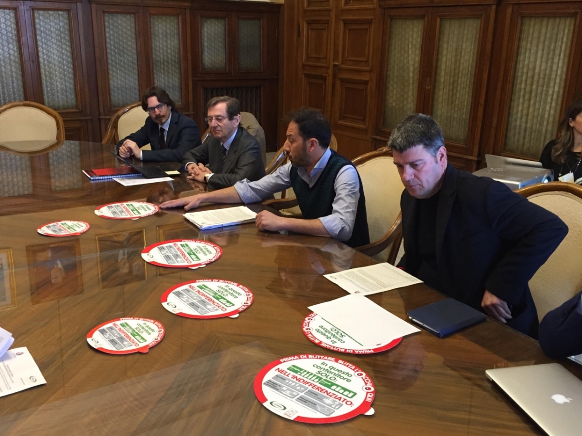 Bari, comune e CoReVe insieme per la raccolta del vetro: sulle campane gli adesivi per una corretta differenziata