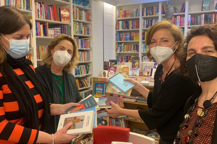 Bari, Confindustria consegna libri sui temi di genere alla biblioteca comunale delle donne
