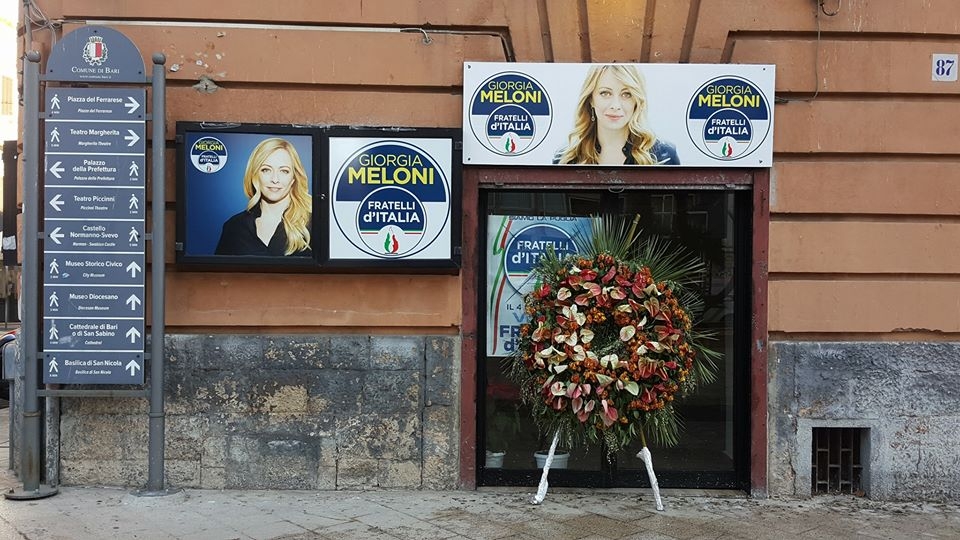 Bari, corona di fiori davanti alla sede di Fratelli d’Italia. Gemmato: ‘Atto intimidatorio’