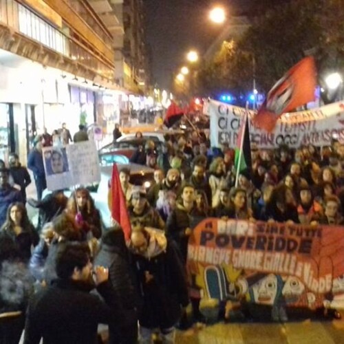 Bari, corteo antifascista contro la visita di Salvini: in 300 sfilano durante il comizio del ministro