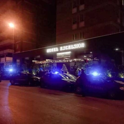 Bari, crolla controsoffitto all’hotel Excelsior: quattro feriti