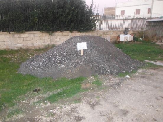 Bari, cumuli di asfalto scoperti in un terreno a Carbonara: tre denunce