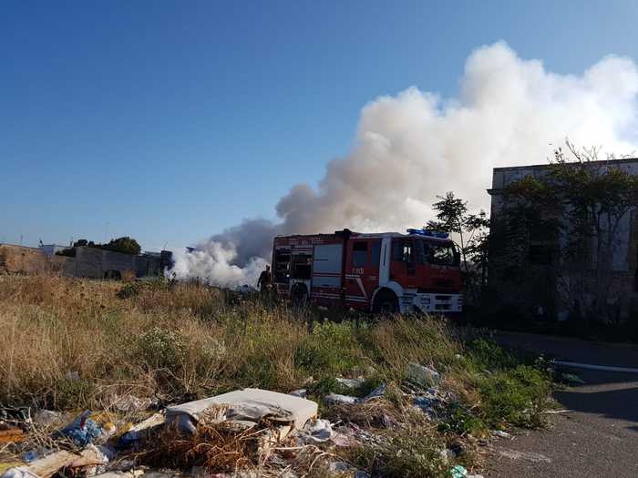 Bari, cumuli di rifiuti in fiamme nel quartiere Japigia