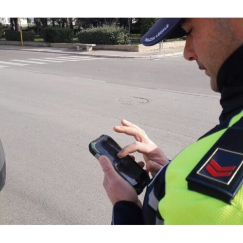 Bari, da domani arriva in città ‘Robocop – il vigile digitale’: 400 dispositivi multifunzione in uso agli agenti della polizia locale