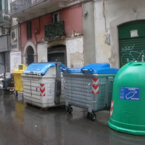 Bari, da oggi in vigore gli orari estivi per il conferimento dei rifiuti indifferenziati