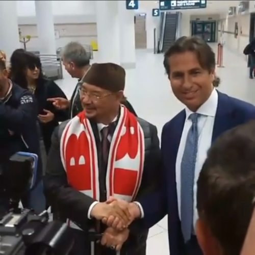 Bari, Datò Noordin Ahmad arriva all’aeroporto: tifosi in delirio